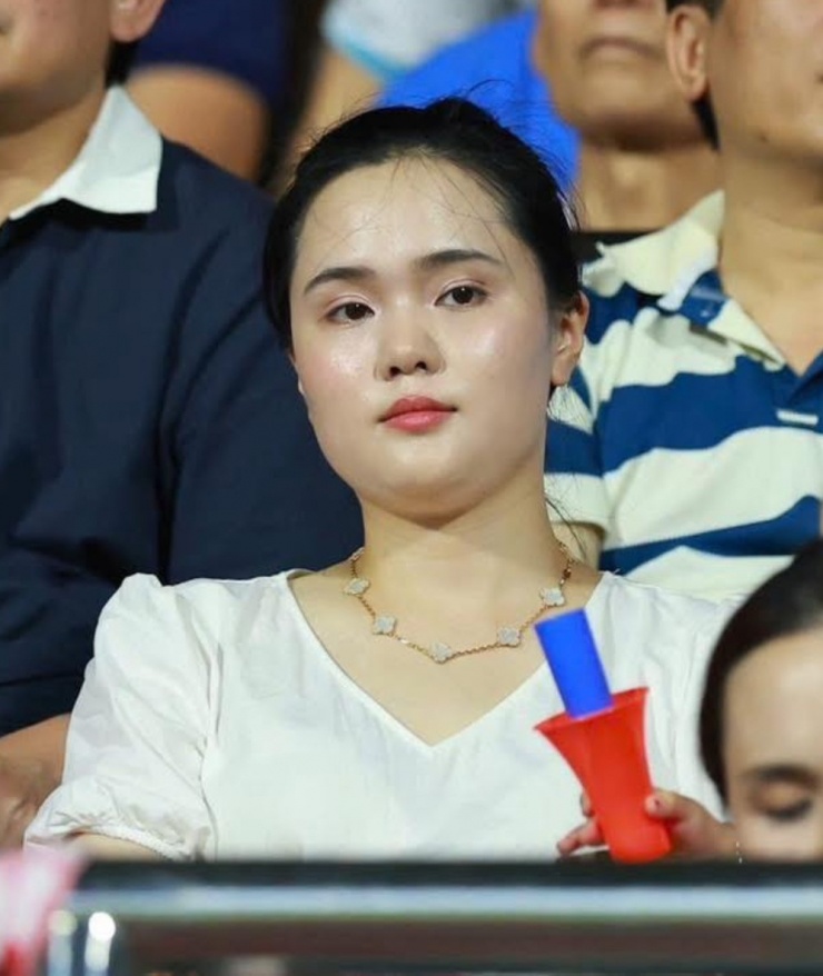 Bà mẹ hai con chọn phong cách tối giản với trang phục tông trắng, trang điểm nhẹ và búi tóc gọn gàng.