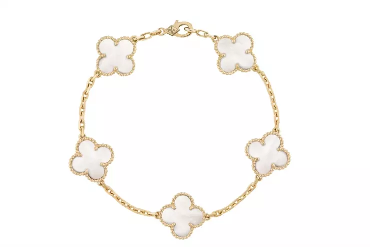 Đi kèm là một phiên bản vòng tay Vintage Alhambra khác có giá khoảng 118 triệu đồng.