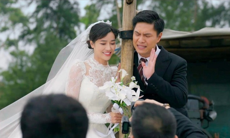 Khán giả yêu thích cặp đôi Linh (Anh Đào) - Lợi (Tô Dũng). Cảnh kết hôn của cả hai "rần rần" MXH vì quá đáng yêu.