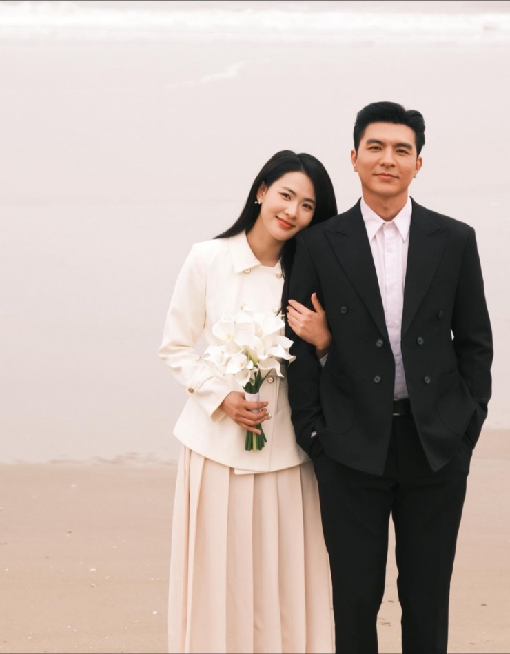 Trên trang cá nhân, diễn viên Minh Trang (vai Lam Anh) chia sẻ loạt ảnh hậu trường lãng mạn màn cầu hôn của Kiên (Steven Nguyễn) và Lam Anh trong tập cuối phim truyền hình