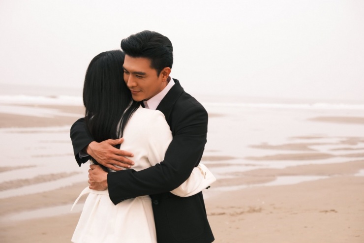 Những khoảnh khắc ngọt ngào phía sau ống kính máy quay nhanh chóng thu hút sự chú ý của khán giả. Nhiều người dành lời khen đẹp đôi cho cặp diễn viên, cho rằng cả hai không chỉ có “phản ứng hóa học” ăn ý trên màn ảnh mà còn toát lên sự tự nhiên, gần gũi trong từng khung hình hậu trường. Một số khán giả còn mong muốn bộ phim có phần ngoại truyện để chứng kiến đám cưới của Kiên và Lam Anh.