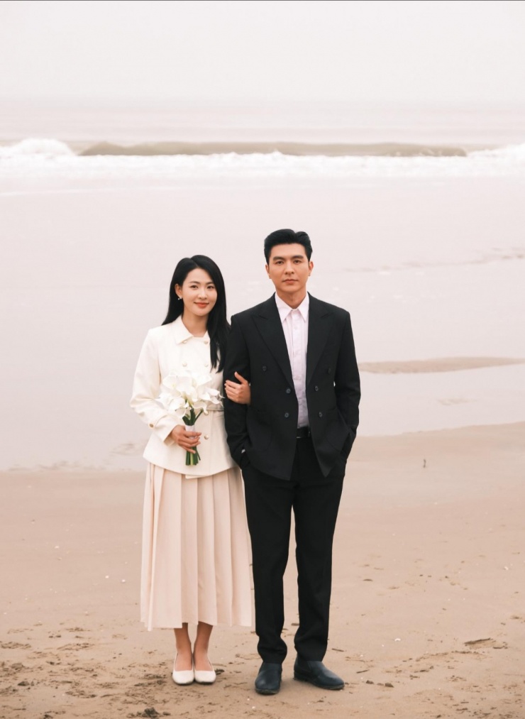 Kiên cầu hôn Lam Anh trong khung cảnh lãng mạn bên bờ biển.