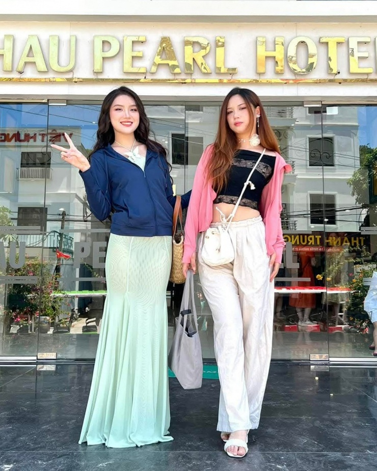 Cặp mỹ nhân song sinh chọn trang phục năng động, đơn giản khi đi du lịch với cả gia đình.