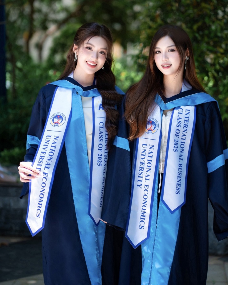 Chị em Phan Phương Oanh (trái) và Phan Hoàng Yến, 22 tuổi, có dung mạo được nhiều khán giả khen 'một chín một mười'. Sau khi Phương Oanh đăng quang Miss World Vietnam 2025, chị gái song sinh cũng được chú ý.