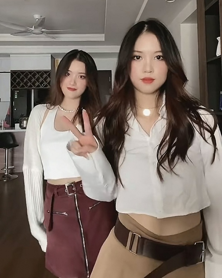 Phương Oanh - Hoàng Yến diện trang phục ton sur ton về màu sắc và kiểu dáng, làm nổi bật vẻ năng động của tuổi đôi mươi.