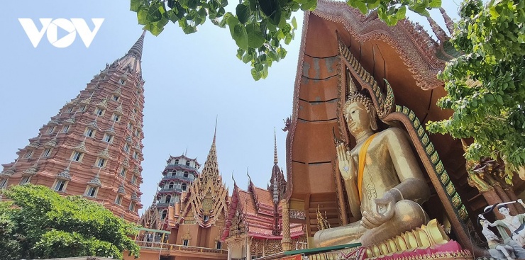 Wat Tham Suea&nbsp;không chỉ mang trong sự linh thiêng. Những công trình kiến trúc mang nét văn hóa tiêu biểu của Thái Lan và sự hoang sơ, yên bình của không gian tạo nên sức hút mạnh mẽ đối với du khách.&nbsp;