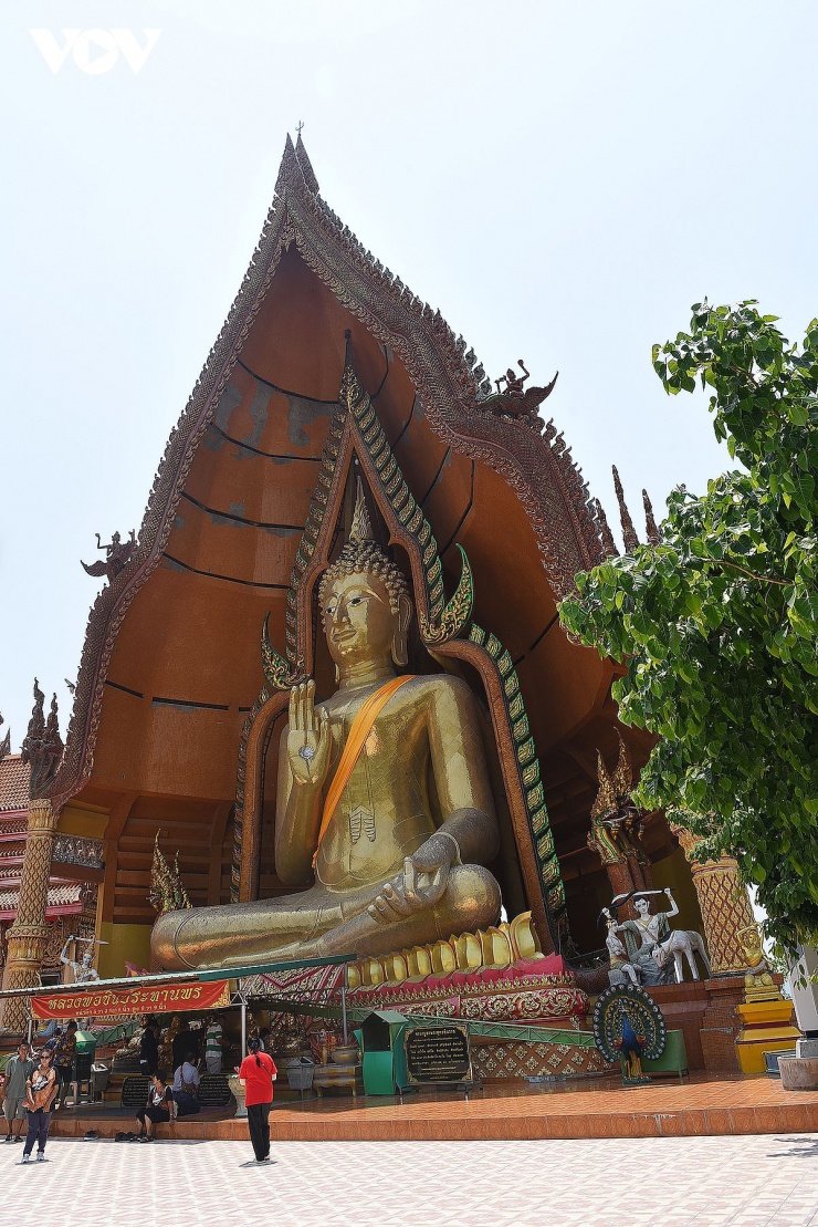 Đặc điểm nổi bật nhất tại&nbsp;chùa hang cọp Wat Tham Suea&nbsp;đó chính là bức tượng Phật ngồi dát vàng lớn nhất tỉnh Kanchanaburi được đặt trên đỉnh đồi, ở vị trí cao nhất của ngôi chùa.