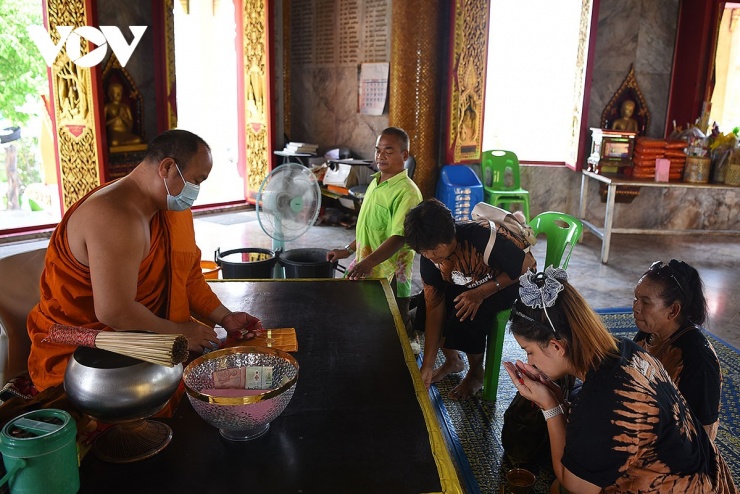 Chính vì thế, dù là khách tham quan hay đi lễ tại ngôi chùa này, tốt nhất bạn nên chuẩn bị cho mình&nbsp;những trang phục chỉnh tề và lịch sự&nbsp;để có thể bày tỏ lòng tôn kính đối với Đức Phật hiển linh.