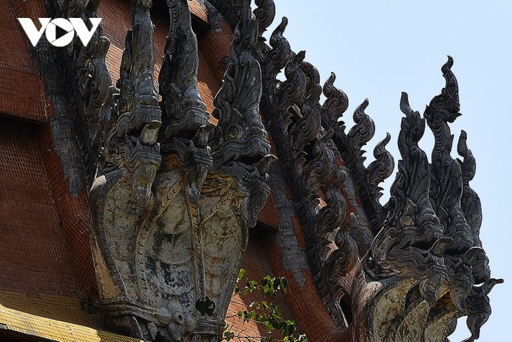 Phù điêu, họa tiết trên mái vòm tượng Phật dát vàng chùa&nbsp;Wat Tham Suea.