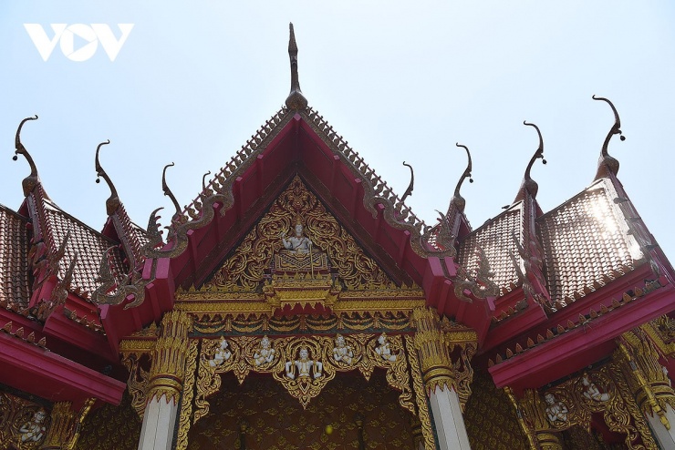 Sự kết hợp hài hòa giữa kiến trúc Phật giáo truyền thống Thái Lan và các yếu tố văn hóa nghệ thuật tạo hình truyền thống độc đáo với 2 sắc màu vàng và đỏ tạo nên vẻ nguy nga, tráng lệ.