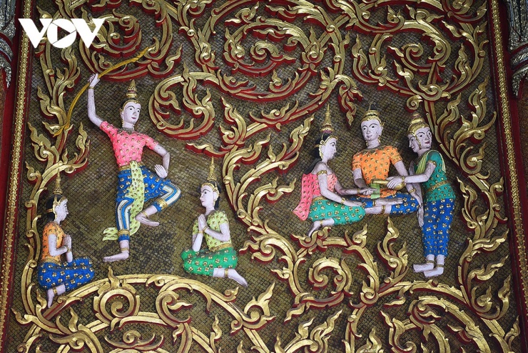 Những bức phù điêu có nội dung liên quan đến Phật giáo trên cửa chùa.