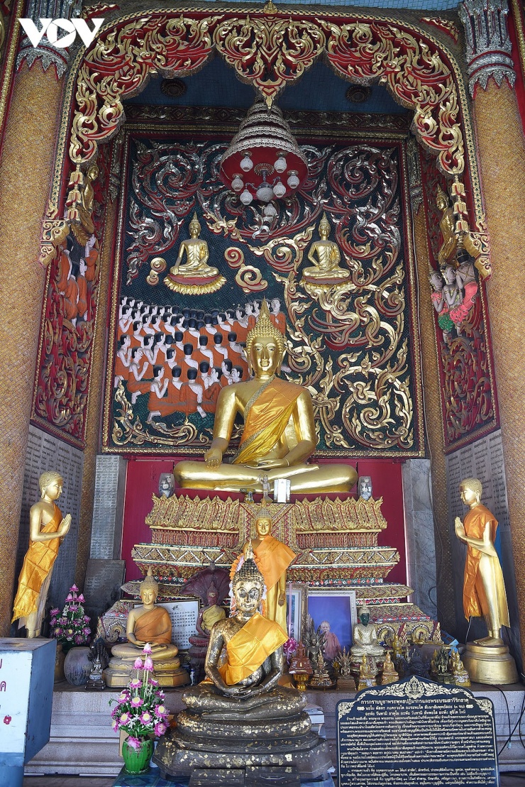 Các bức tượng trong chùa đều được khảm, dát vàng.