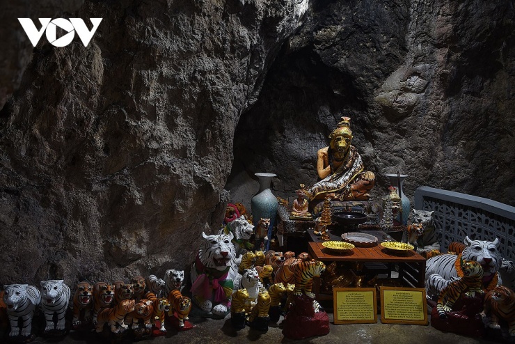 Những hang động trên núi là nơi gắn liền với truyền thuyết về nơi hổ sinh sống và những dấu chân hổ nay đã thành nơi thờ tự linh thiêng.