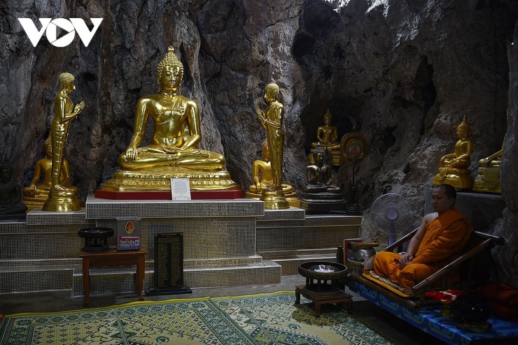 Các hang núi kín đáo tại chùa&nbsp;Wat Tham Suea hiện nay đều là nơi thờ Phật.