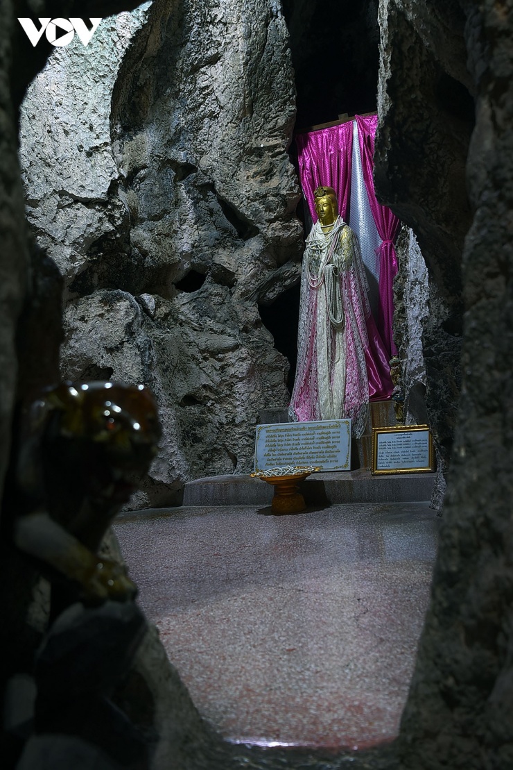 Tượng Quan Âm trong một khe núi hẹp.