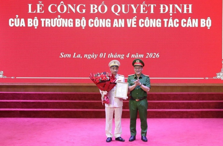 Thượng tướng Thượng tướng Nguyễn Văn Long trao quyết định của Bộ Công an cho Đại tá Nguyễn Minh Tuấn.