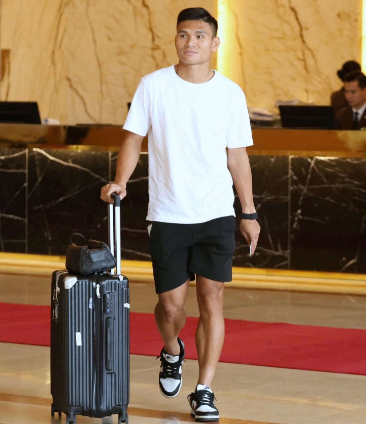 Hậu vệ Hà Nội FC: Từng “nghèo nhất” U23 Việt Nam, bứt phá và hôn nhân viên mãn - 1