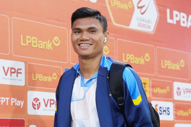 Hậu vệ Hà Nội FC: Từng “nghèo nhất” U23 Việt Nam, bứt phá và hôn nhân viên mãn - 3