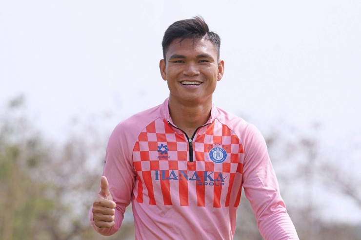 Hậu vệ Hà Nội FC: Từng “nghèo nhất” U23 Việt Nam, bứt phá và hôn nhân viên mãn - 4