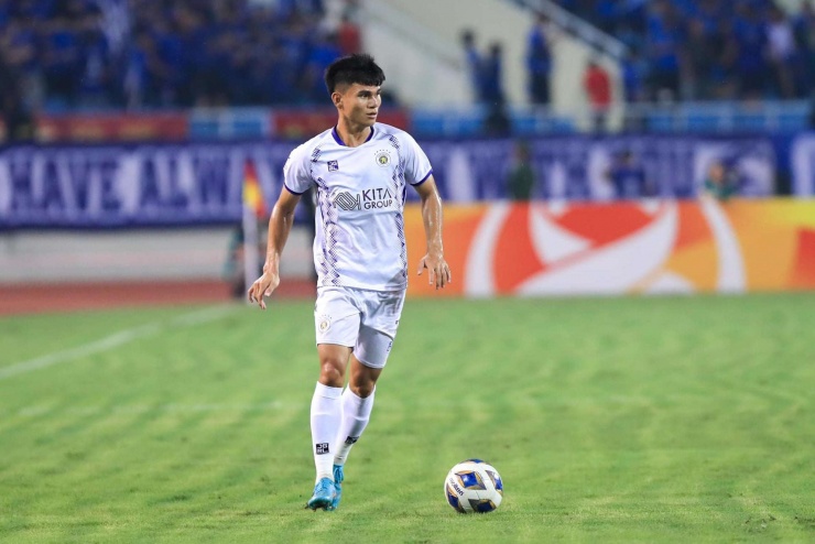 Hậu vệ Hà Nội FC: Từng “nghèo nhất” U23 Việt Nam, bứt phá và hôn nhân viên mãn - 5
