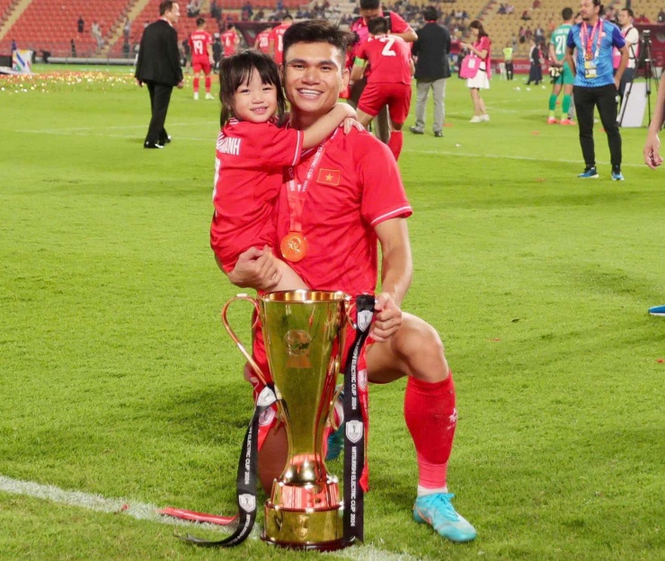 Hậu vệ Hà Nội FC: Từng “nghèo nhất” U23 Việt Nam, bứt phá và hôn nhân viên mãn - 6