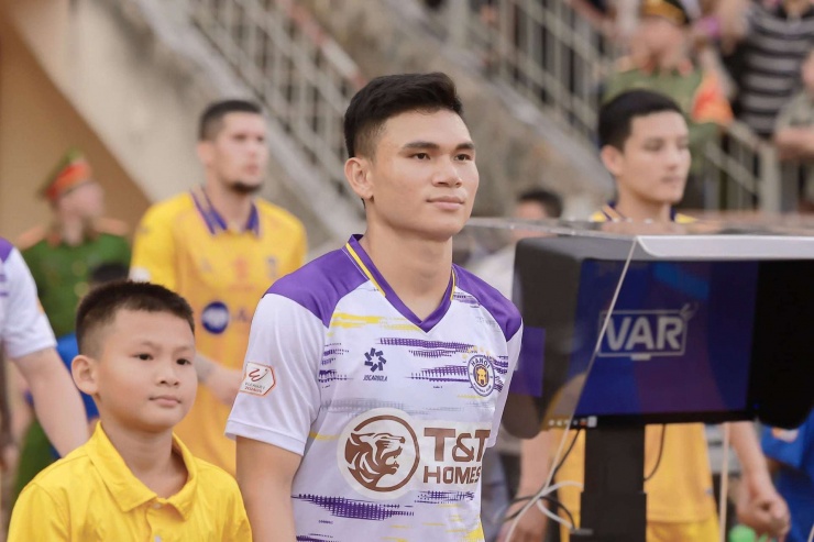 Hậu vệ Hà Nội FC: Từng “nghèo nhất” U23 Việt Nam, bứt phá và hôn nhân viên mãn - 7