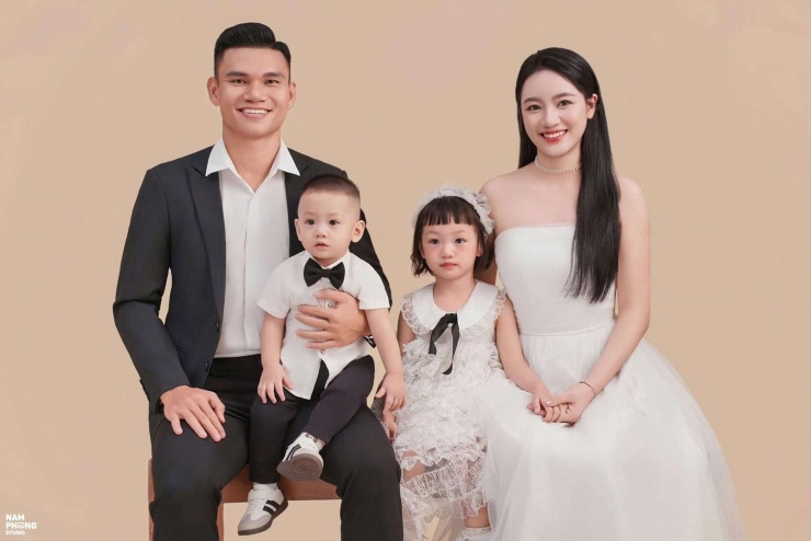 Hậu vệ Hà Nội FC: Từng “nghèo nhất” U23 Việt Nam, bứt phá và hôn nhân viên mãn - 11