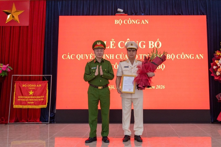 Thượng tướng Nguyễn Ngọc Lâm trao quyết định của Bộ trưởng Bộ Công an về việc điều động, bổ nhiệm Thiếu tướng Dương Đức Hải.