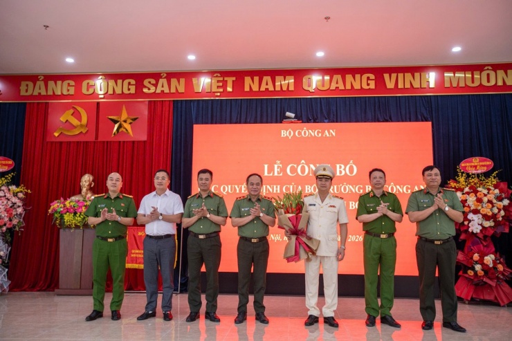 Ban Giám đốc Công an TP Hà Nội chúc mừng Thiếu tướng Dương Đức Hải.