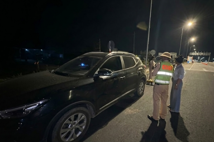 Phương tiện vi phạm bị lực lượng CSGT dừng kiểm tra, lập biên bản xử lý.