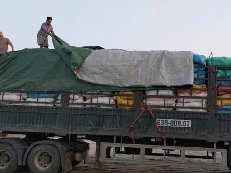 Lực lượng chức năng kiểm tra xe đầu kéo vi phạm.