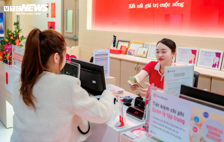 Lãi suất hấp dẫn, nhà đầu tư bắt đầu chuyển hướng qua gửi tiết kiệm.