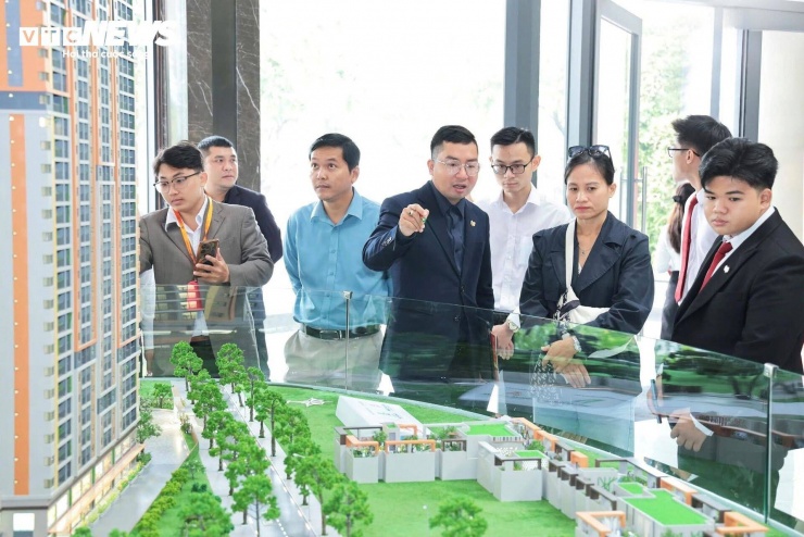 Với nhiều người, ngân hàng và bất động sản vẫn luôn là kênh đầu tư an toàn.