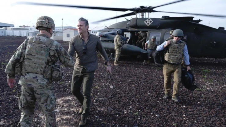 Bộ trưởng Chiến tranh Mỹ Pete Hegseth bắt tay với một binh sĩ Mỹ tại Trung Đông. Ảnh: US Military.