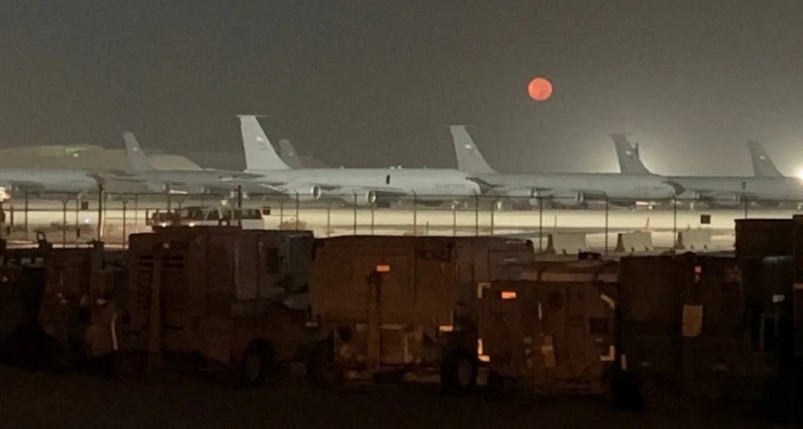 Hình ảnh máy bay tiếp nhiên liệu KC-135 của Mỹ đỗ ngoài trời tại căn cứ không quân Al Udeid ở Qatar. Ảnh: USAF.