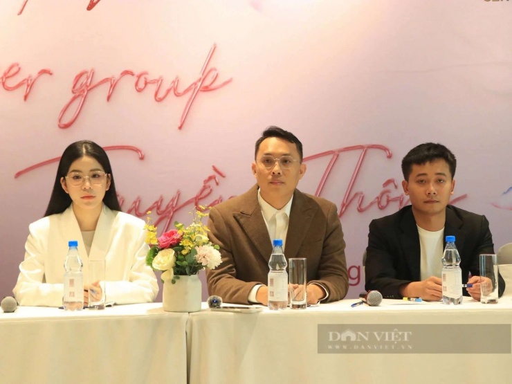 Quang Linh Vlogs, Hằng Du Mục trong buổi xin lỗi vì đã quảng cáo "thổi phồng" viên kẹo rau củ Kera. Ảnh: Dân Việt.