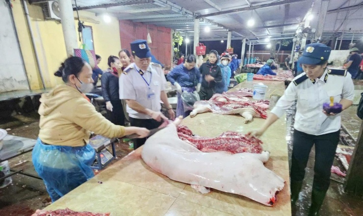 Theo chuyên gia, việc lực lượng thú y cơ sở bị thu hẹp là thực tế, song không thể lấy lý do thiếu người hay thu nhập thấp để biện minh cho việc buông lỏng quản lý.