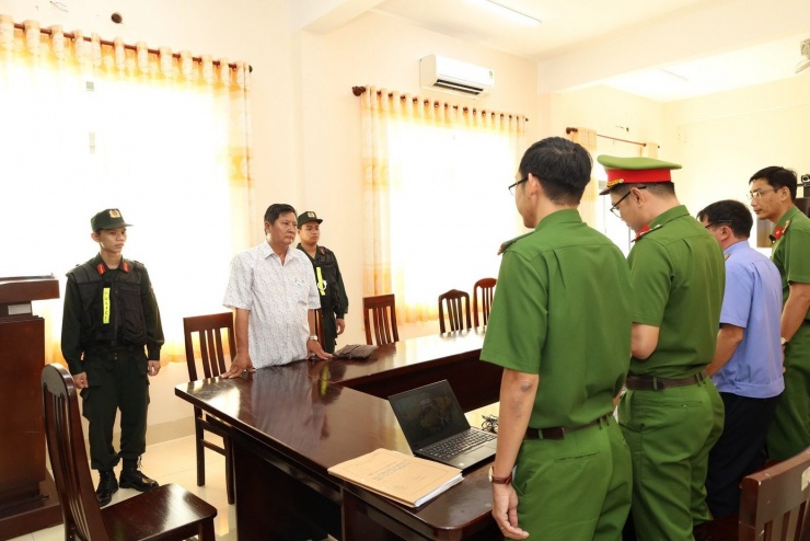 Cơ quan Cảnh sát điều tra Công an TP Cần Thơ khởi tố cán bộ Trạm Chăn nuôi và Thú y khu vực XIII mới đây do tiếp tay cho vi phạm, để lợn bệnh lọt cửa.