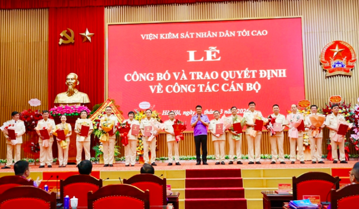 Lãnh đạo Viện KSND Tối cao trao quyết định điều động, bổ nhiệm.