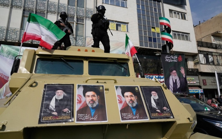 Một chiếc xe dán ảnh cố Lãnh tụ Tối cao Iran - Ali Khamenei và con trai ông - Lãnh tụ Tối cao đương nhiệm Mojtaba Khamenei. (Ảnh: AP)