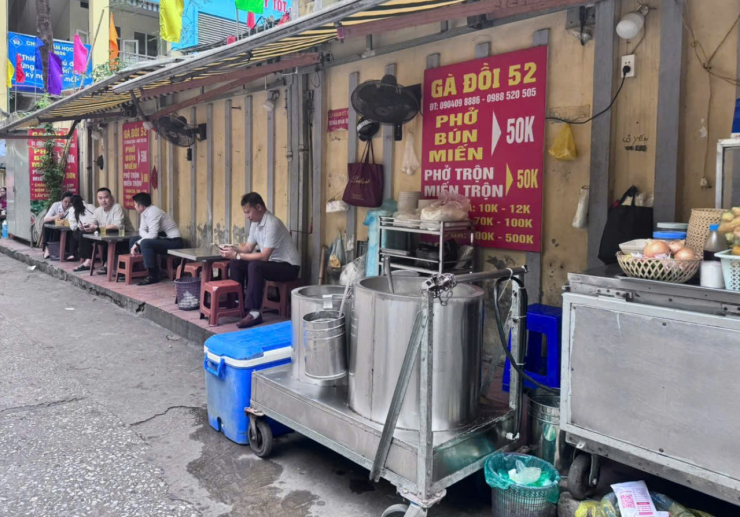 Tại một hàng phở trên đường Trần Nhân Tông, giá tăng từ 45.000 đồng lên 50.000 đồng/bát.