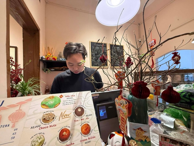 Đồ uống, bánh ngọt tại quán cà phê chưa có dấu hiệu giảm theo giá xăng.