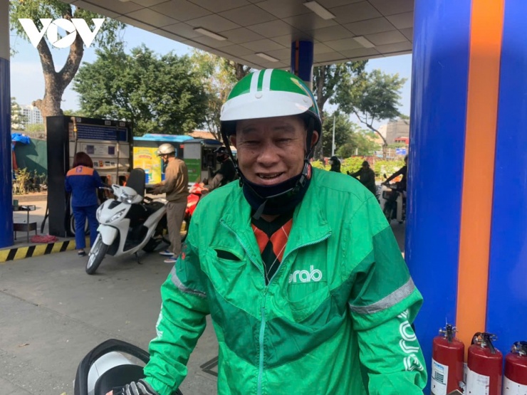 Ông Nguyễn Văn Nam chuyển sang xăng E10 để tiết kiệm chi phí.