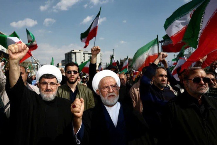 Ông Donald Trump nói  " tổng thống chế độ mới "  của Iran đề nghị ngừng bắn