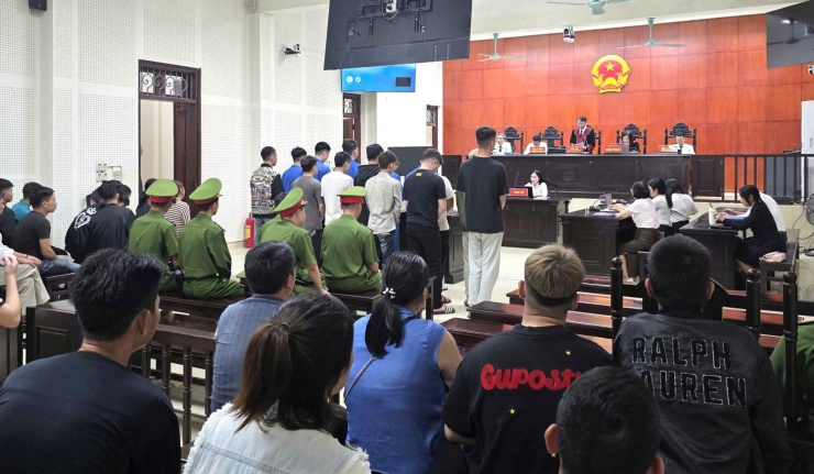 Các bị cáo trong phiên tòa xét xử.