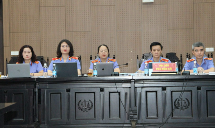 Đại diện VKS thực hành quyền công tố tại tòa. Ảnh: T.N