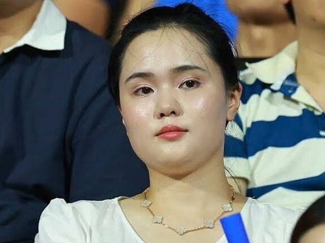 Bà xã Duy Mạnh đeo dây chuyền 300 triệu đồng khi đi cổ vũ chồng