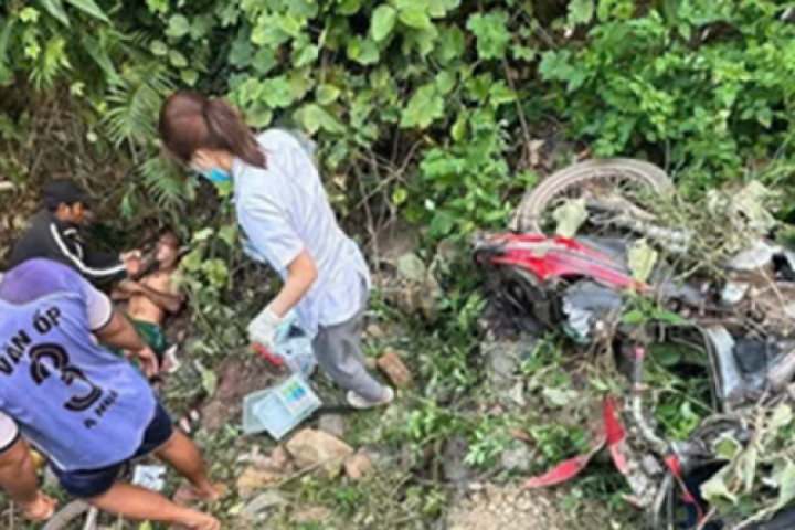 Vợ chồng nghèo thương vong khi xe máy lao xuống vực