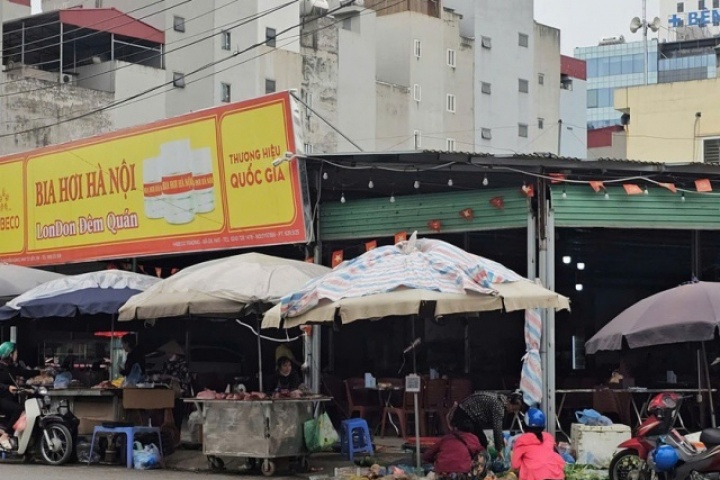 Hà Nội: Nhếch nhác cảnh hàng quán, chợ cóc chiếm dụng vỉa hè, lòng đường và đất dự án ở Từ Liêm