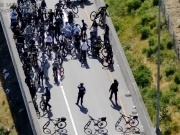 Nhóm 85 người đi xe đạp lao thẳng vào bẫy của cảnh sát